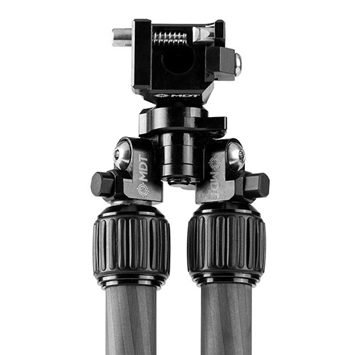 MDT Mountain Bipod erbjuder snabb uppsättning med twist-lock ben och push-button system, perfekt för fjälljakt utan att kompromissa med prestanda.